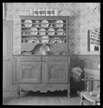 J. Barré ; Lucien Lepelletier ; Pierre Soulier photographie Chez Monsieur Beaudenom, pharmacien. Vaisselier en chêne Centre, France 1942/5/13 Ph.1942.47.63  Photo