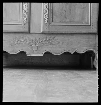 J. Barré ; Lucien Lepelletier ; Pierre Soulier photographie Chez Monsieur Beaudenom, pharmacien. Vaisselier en chêne. Détail de la traverse inférieure Centre, France 1942/5/13 Ph.1942.47.64  Photo