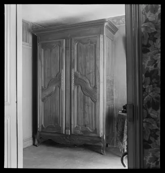 J. Barré ; Lucien Lepelletier ; Pierre Soulier photographie Chez Monsieur Emile Lecuellé (?). Armoire à pilastres Centre, France 1942/5/15 Ph.1942.47.65  Photo
