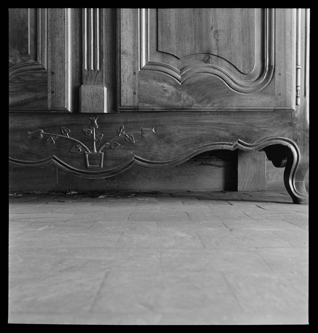 J. Barré ; Lucien Lepelletier ; Pierre Soulier photographie Chez Monsieur Emile Leccuellé (?). Armoire à pilastres. Détail de la traverse inférieure Centre, France 1942/5/15 Ph.1942.47.66 Photo