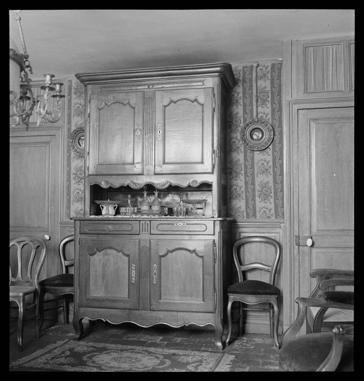 J. Barré ; Lucien Lepelletier ; Pierre Soulier photographie Chez Monsieur Emile Leccuellé (?). Buffet haut à deux corps Centre, France 1942/5/15 Ph.1942.47.67 Photo