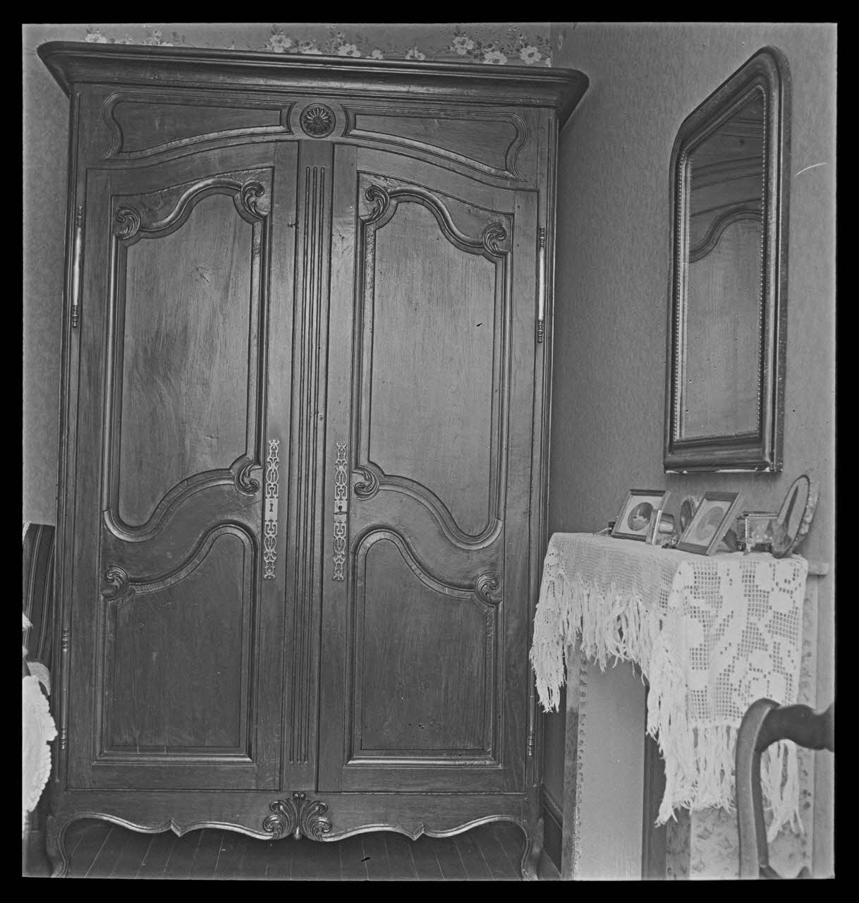 J. Barré ; Lucien Lepelletier ; Pierre Soulier photographie Chez Monsieur Bonet, clerc de notaire. Armoire à corniche droite Centre, France 1942/5/15 Ph.1942.47.68 Photo