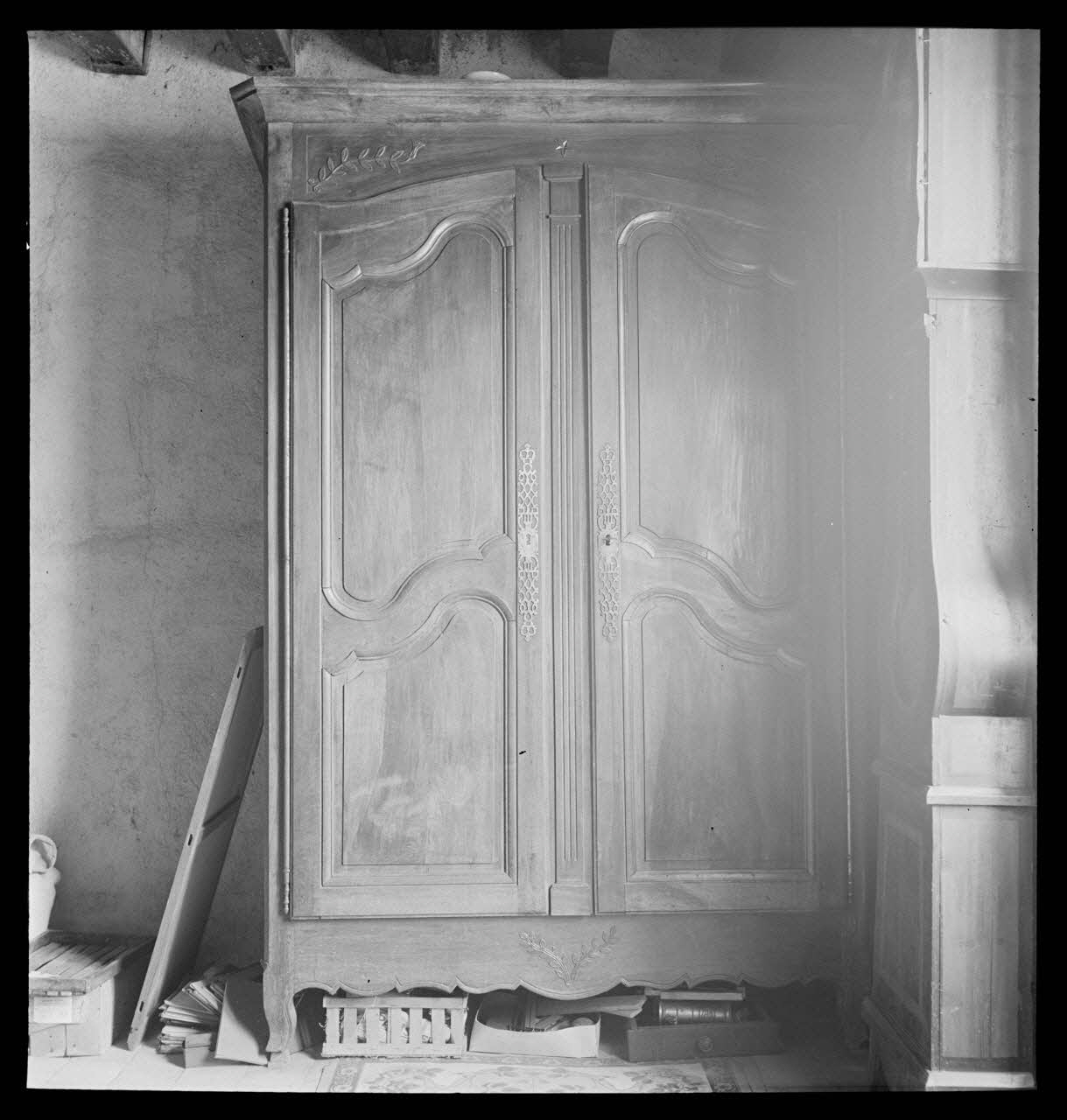 J. Barré ; Lucien Lepelletier ; Pierre Soulier photographie Chez Monsieur Bonet, clerc de notaire. Armoire à pilastres Centre, France 1942/5/15 Ph.1942.47.69 Photo