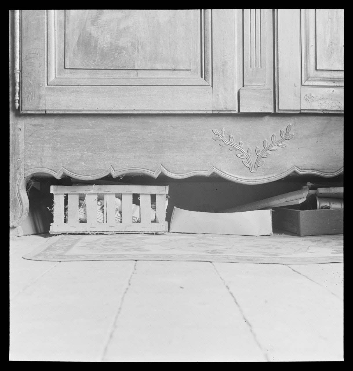 J. Barré ; Lucien Lepelletier ; Pierre Soulier photographie Chez Monsieur Bonet, clerc de notaire. Armoire à pilastres. Détail de la traverse inférieure Centre, France 1942/5/15 Ph.1942.47.70 Photo