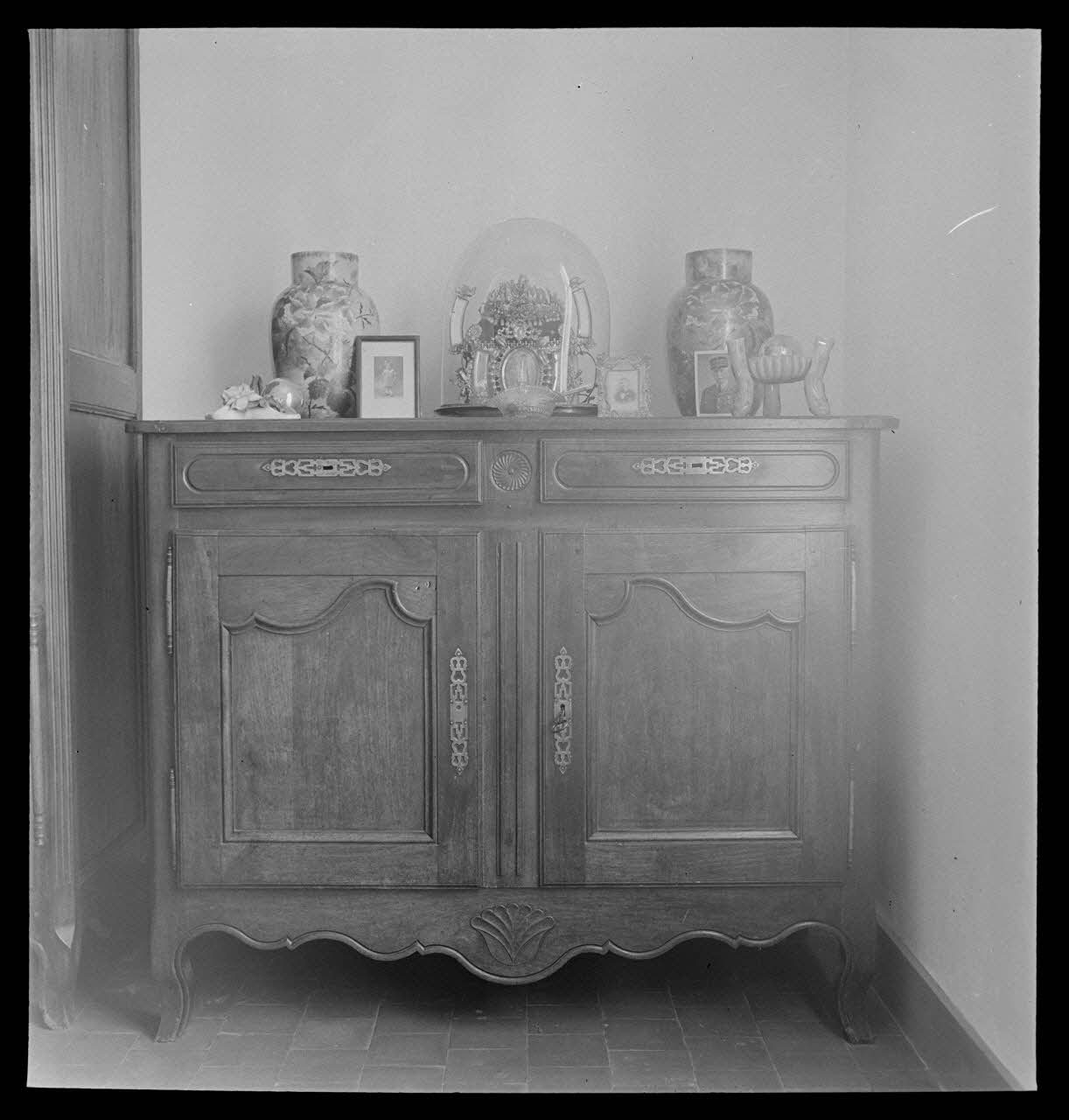 J. Barré ; Lucien Lepelletier ; Pierre Soulier photographie Chez Monsieur Poirier. Buffet bas à décor de coquilles Centre, France 1942/5/15 Ph.1942.47.71 Photo