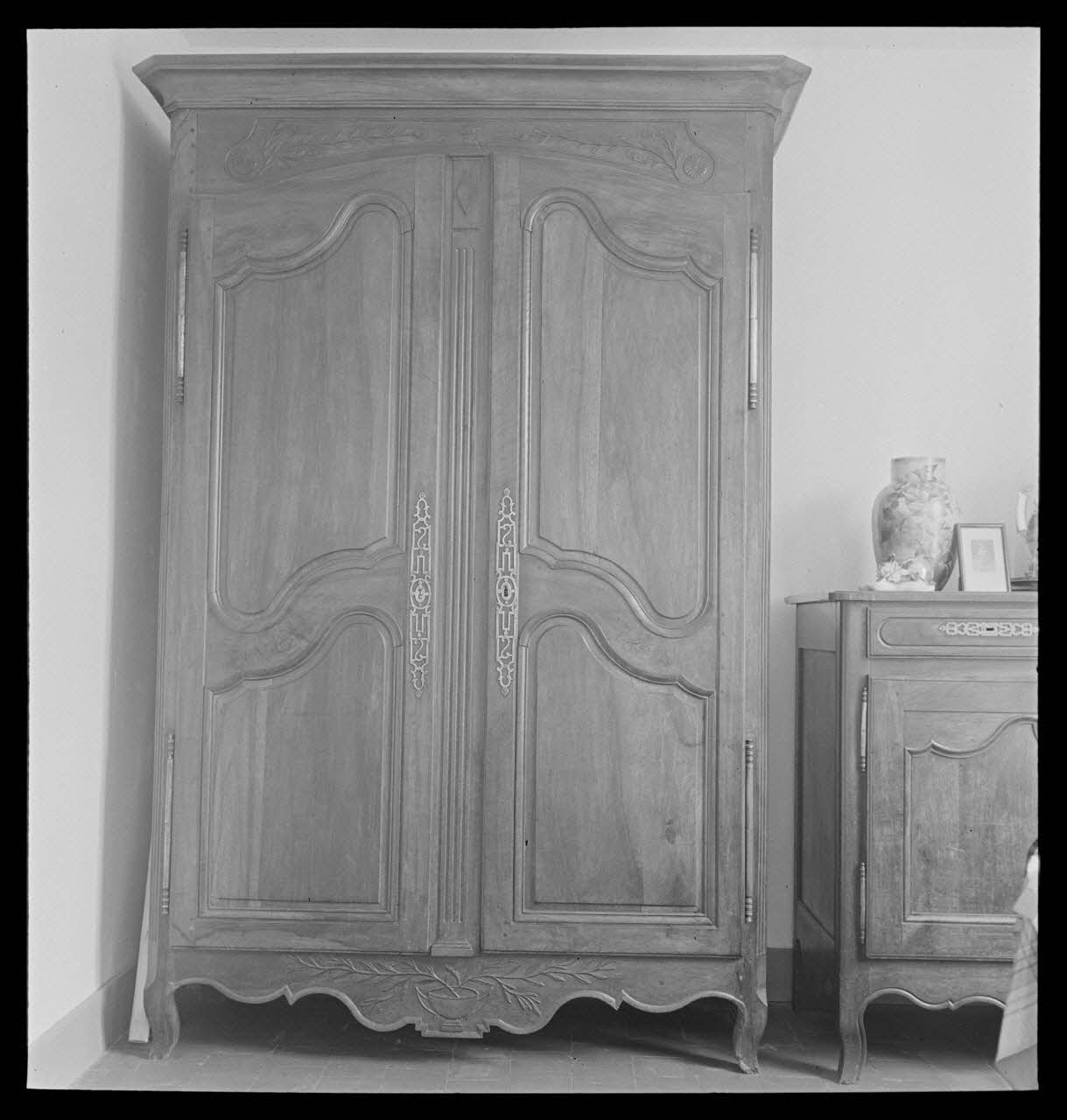 J. Barré ; Lucien Lepelletier ; Pierre Soulier photographie Chez Monsieur Poirier. Armoire à pilastres Centre, France 1942/5/15 Ph.1942.47.72 Photo