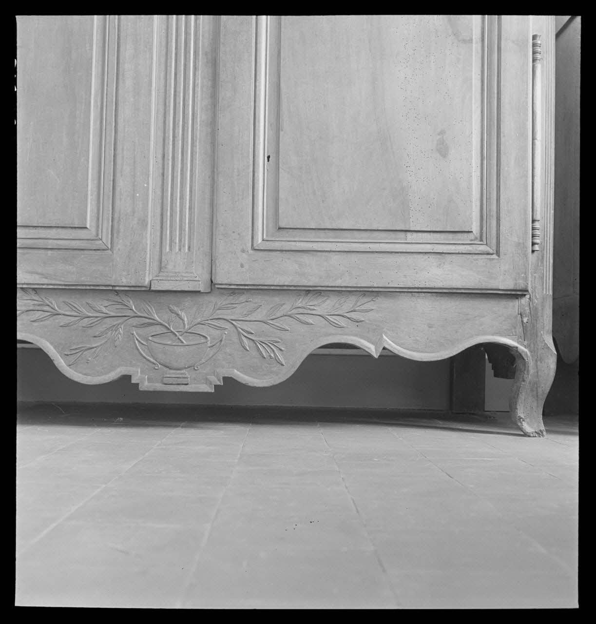 J. Barré ; Lucien Lepelletier ; Pierre Soulier photographie Chez Monsieur Poirier. Armoire à pilastres. Détail de la traverse inférieure Centre, France 1942/5/15 Ph.1942.47.73 Photo