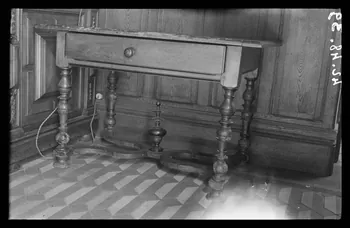 Roland Caplain photographie Château de Chitré. Petite table à pieds tournés Poitou-Charentes, France 1942/5/11 Ph.1942.48.39  Photo