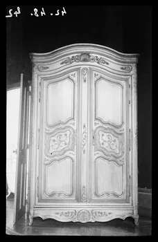 Roland Caplain photographie Château de Chitré. Armoire Poitou-Charentes, France 1942/5/11 Ph.1942.48.42  Photo