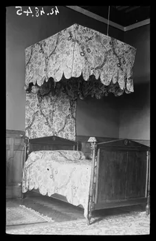 Roland Caplain photographie Château de Chitré. Lit à ciel Directoire Poitou-Charentes, France 1942/5/11 Ph.1942.48.45  Photo