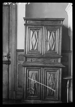 Roland Caplain photographie Château de Chitré. Armoire à motif de pointe de diamant Poitou-Charentes, France 1942/5/11 Ph.1942.48.46  Photo