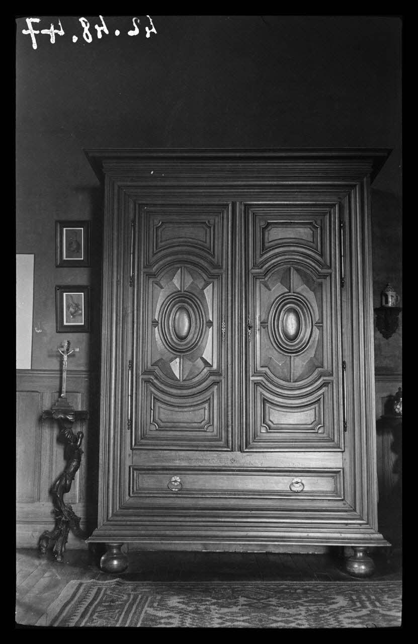 Roland Caplain photographie Château de Chitré. Armoire Poitou-Charentes, France 1942/5/11 Ph.1942.48.47 Photo