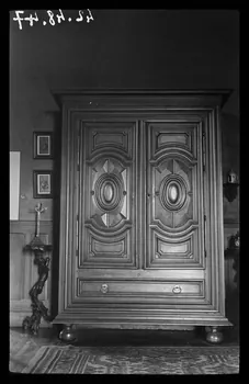 Roland Caplain photographie Château de Chitré. Armoire Poitou-Charentes, France 1942/5/11 Ph.1942.48.47  Photo