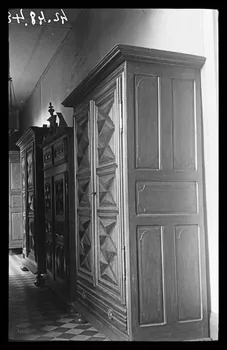 Roland Caplain photographie Château de Chitré. Armoire à motif de pointe de diamant Poitou-Charentes, France 1942/5/11 Ph.1942.48.48  Photo