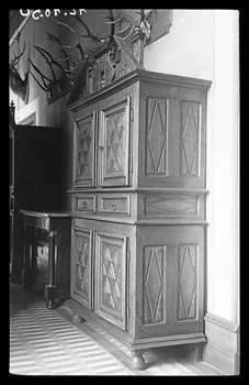Roland Caplain photographie Château de Chitré. Buffet à motif de pointe de diamant Poitou-Charentes, France 1942/5/11 Ph.1942.48.50  Photo