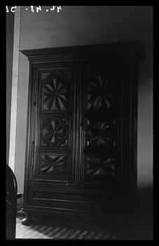 Roland Caplain photographie Château de Chitré. Armoire à motif de pointe de diamant Poitou-Charentes, France 1942/5/11 Ph.1942.48.52  Photo