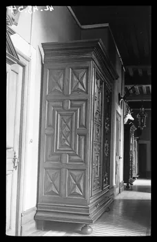 Roland Caplain photographie Château de Chitré. Très grande armoire, de profil Poitou-Charentes, France 1942/5/11 Ph.1942.48.54  Photo