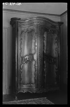 Roland Caplain photographie Chez Monsieur René Buveau. Armoire Louis XV Poitou-Charentes, France 1942/5/12 Ph.1942.48.56  Photo