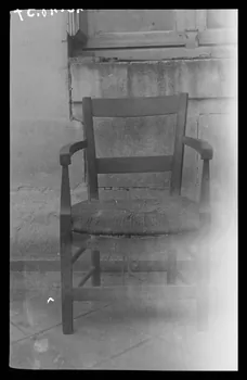 Roland Caplain photographie Chez Monsieur René Buveau. Fauteuil rustique Poitou-Charentes, France 1942/5/12 Ph.1942.48.57  Photo