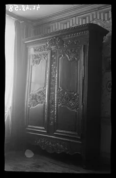 Roland Caplain photographie Chez Madame Blanc. Clinique. Armoire normande Poitou-Charentes, France 1942/5/2 Ph.1942.48.58  Photo