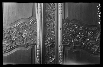 Roland Caplain photographie Chez Madame Blanc. Clinique. Détail de l'armoire normande Poitou-Charentes, France 1942/5/2 Ph.1942.48.59  Photo