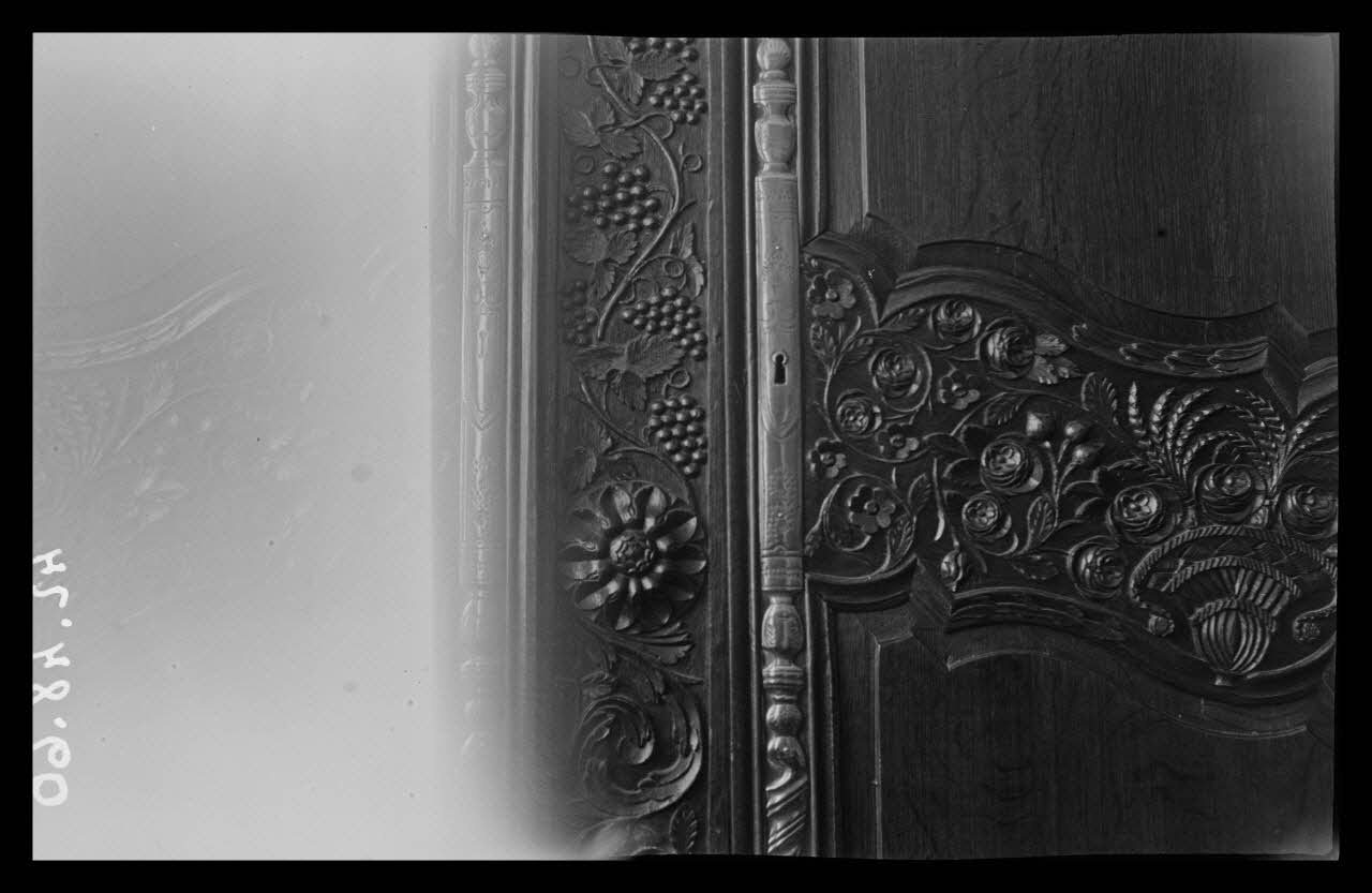 Roland Caplain photographie Chez Madame Blanc. Clinique. Détail de l'armoire normande Poitou-Charentes, France 1942/5/2 Ph.1942.48.60 Photo
