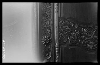 Roland Caplain photographie Chez Madame Blanc. Clinique. Détail de l'armoire normande Poitou-Charentes, France 1942/5/2 Ph.1942.48.60  Photo