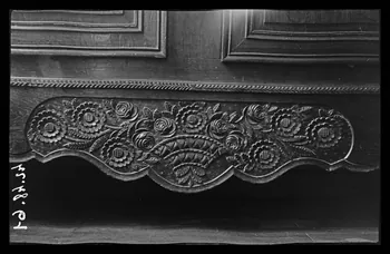 Roland Caplain photographie Chez Madame Blanc. Clinique. Détail de l'armoire normande Poitou-Charentes, France 1942/5/2 Ph.1942.48.61  Photo