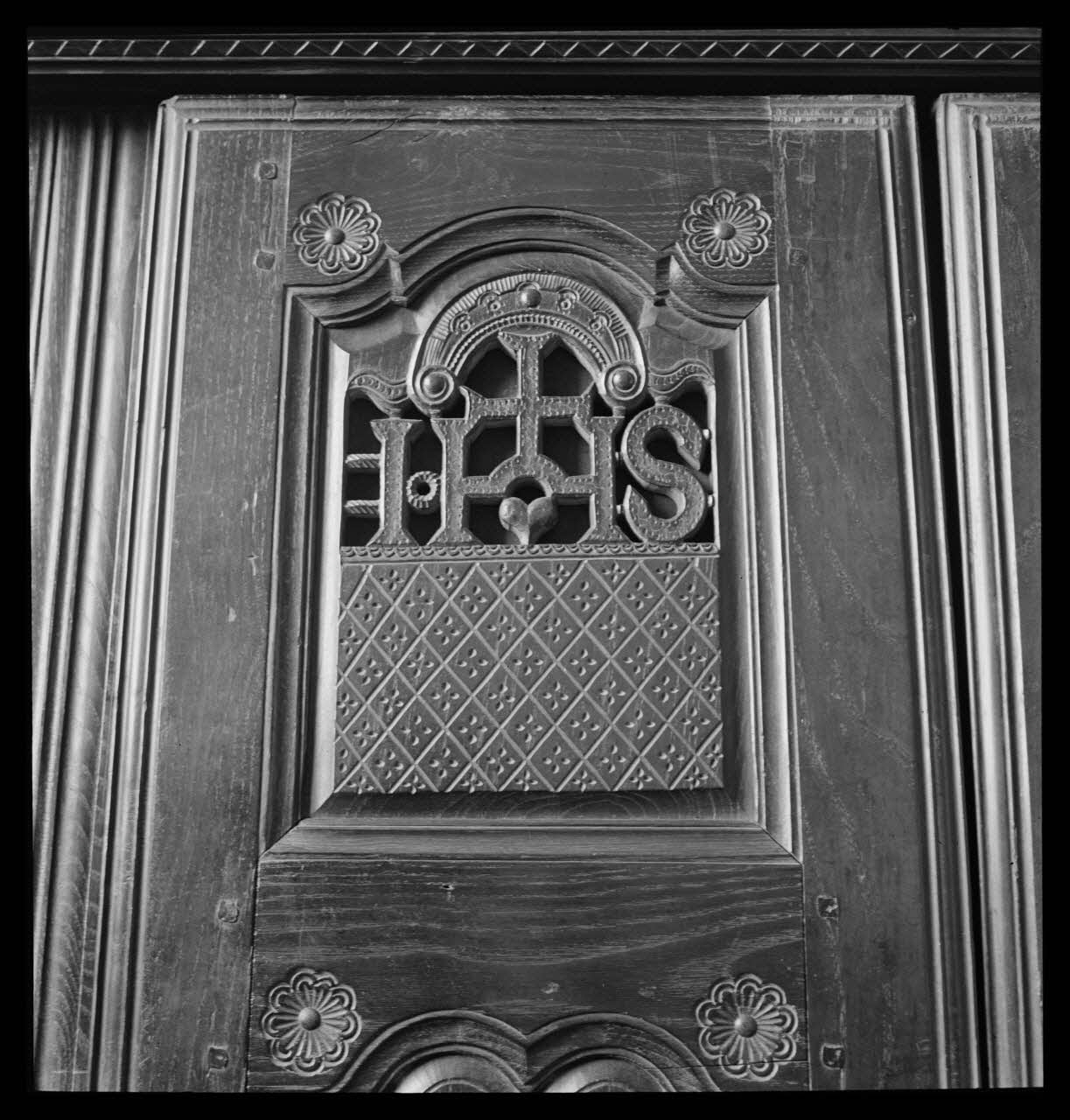 Marcel Maget photographie Musée National des Arts et Traditions Populaires. N°89.3.70. Lit clos en bois sculpté et ajouré, marqué "J.H.S". Bretagne France 1942/4/27 Ph.1942.59.1 Photo