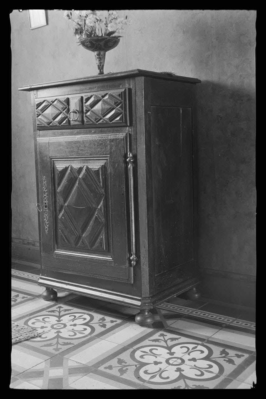 Deligny photographie Buffet bas en chêne, à un tiroir. Pieds boules. Ornementation à pointe de diamant Poitou-Charentes, France 1942/5/21 Ph.1942.69.1 Photo