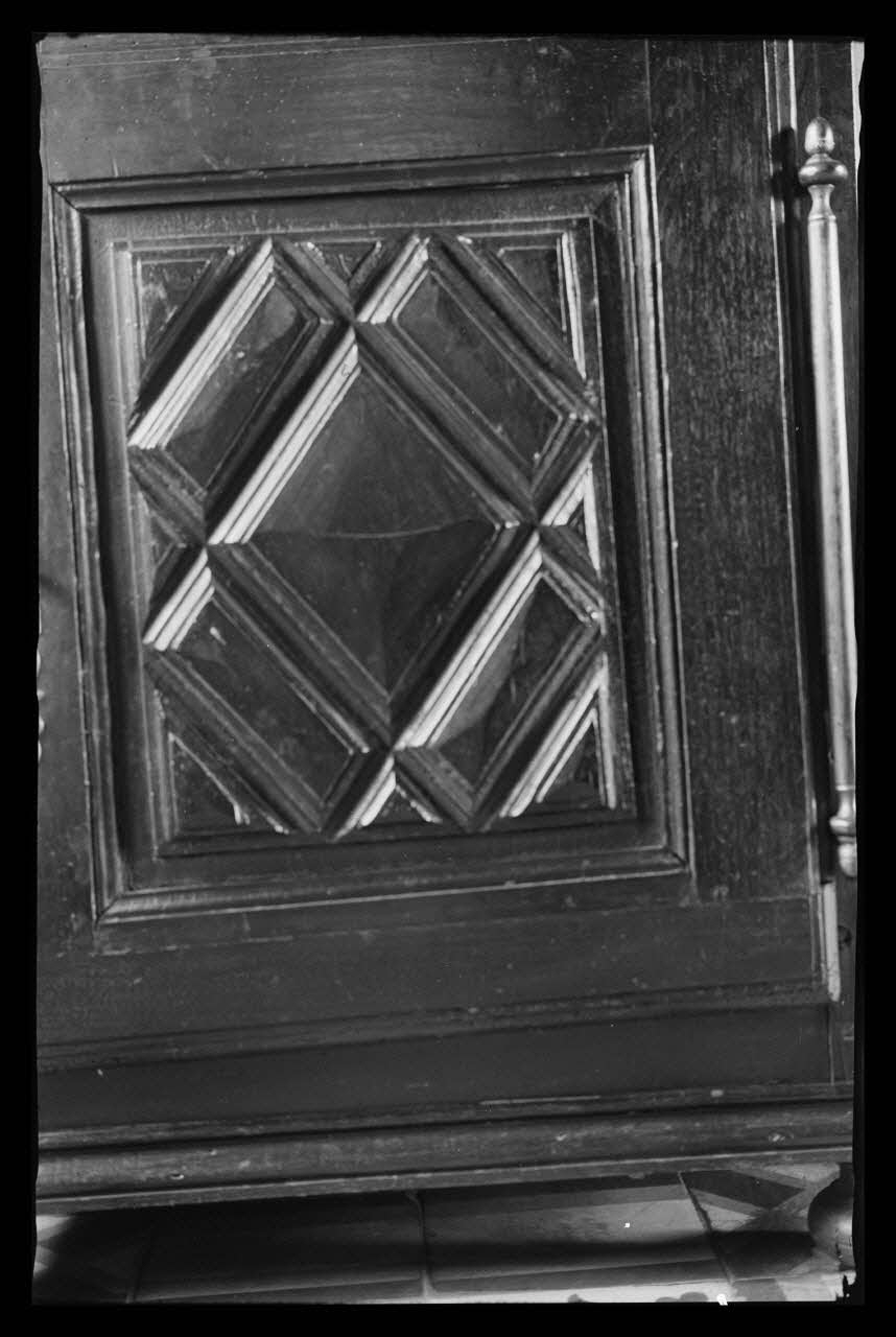 Deligny photographie Buffet bas en chêne, à un tiroir. Détail de la pointe de diamant Poitou-Charentes, France 1942/5/21 Ph.1942.69.2 Photo