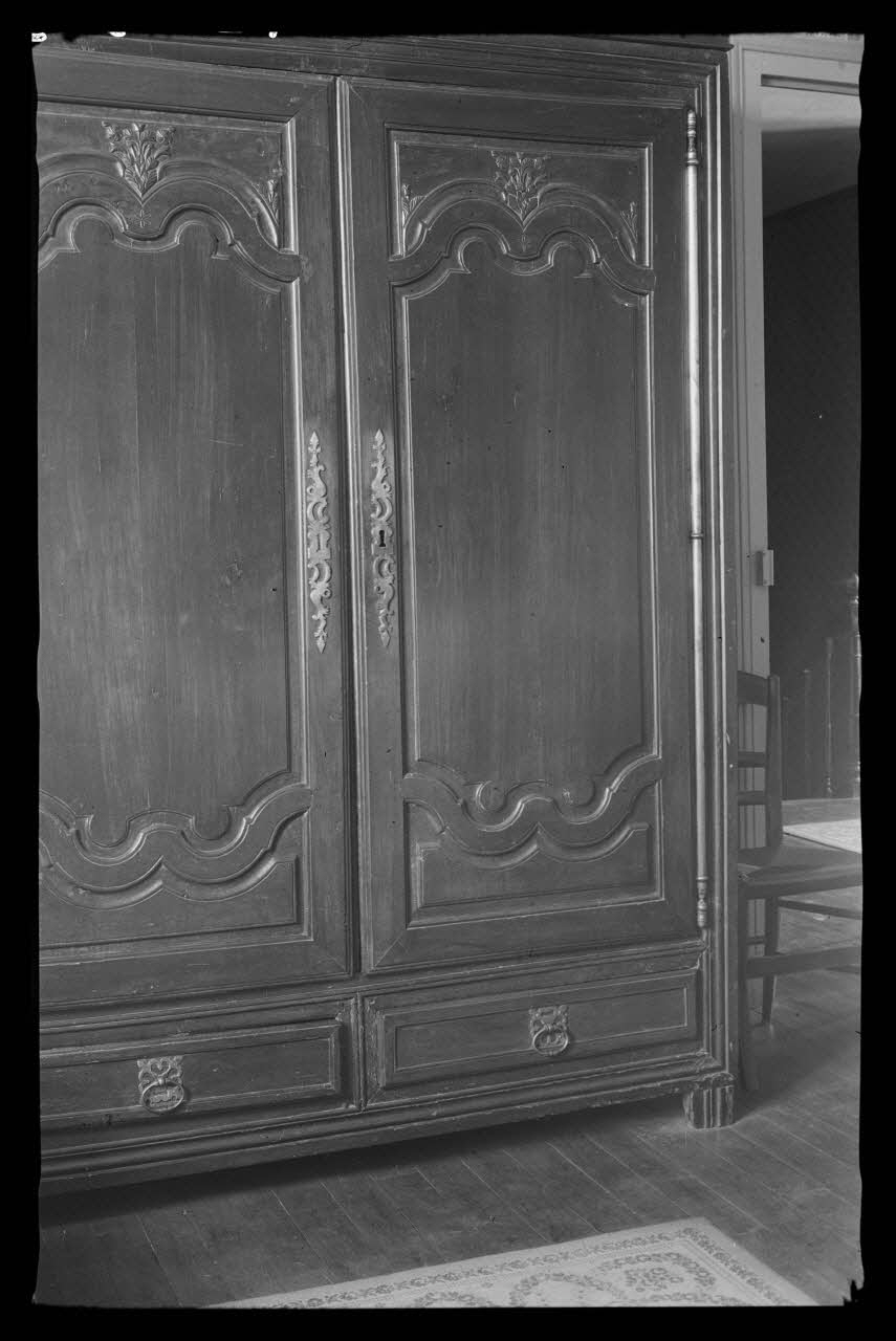 Deligny photographie Armoire en noyer, à deux portes moulurées et deux tiroirs. Ornements floraux Poitou-Charentes, France 1942/5/22 Ph.1942.69.3 Photo