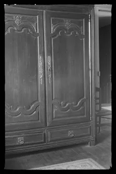 Deligny photographie Armoire en noyer, à deux portes moulurées et deux tiroirs. Ornements floraux Poitou-Charentes, France 1942/5/22 Ph.1942.69.3  Photo