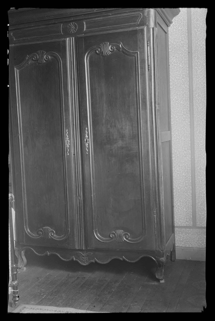 Deligny photographie Armoire en cerisier à deux portes moulurées. Fronton orné d'une rosace Poitou-Charentes, France 1942/5/22 Ph.1942.69.4 Photo