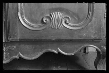 Deligny photographie Armoire en cerisier à deux portes moulurées. Détail de moulure de la porte. Motif sculpté Poitou-Charentes, France 1942/5/22 Ph.1942.69.5  Photo