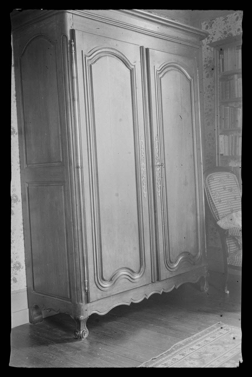 Deligny photographie Armoire en cerisier à deux portes moulurées. Traverse découpée Poitou-Charentes, France 1942/5/22 Ph.1942.69.6 Photo