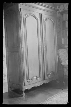 Deligny photographie Armoire en cerisier à deux portes moulurées. Traverse découpée Poitou-Charentes, France 1942/5/22 Ph.1942.69.6  Photo