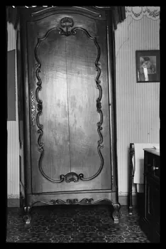 Deligny photographie Armoire à une porte en cerisier. Pieds et corniche galbés. Décor de moulures et coquilles Poitou-Charentes, France 1942/5/23 Ph.1942.69.7  Photo