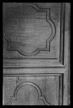 Deligny photographie Armoire en chêne à pieds droits. Cadre et portes moulurés Poitou-Charentes, France 1942/5/23 Ph.1942.69.8  Photo