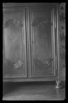 Deligny photographie Armoire en chêne à pieds droits. Cadre et portes moulurés. Pieds boules Poitou-Charentes, France 1942/5/23 Ph.1942.69.9  Photo