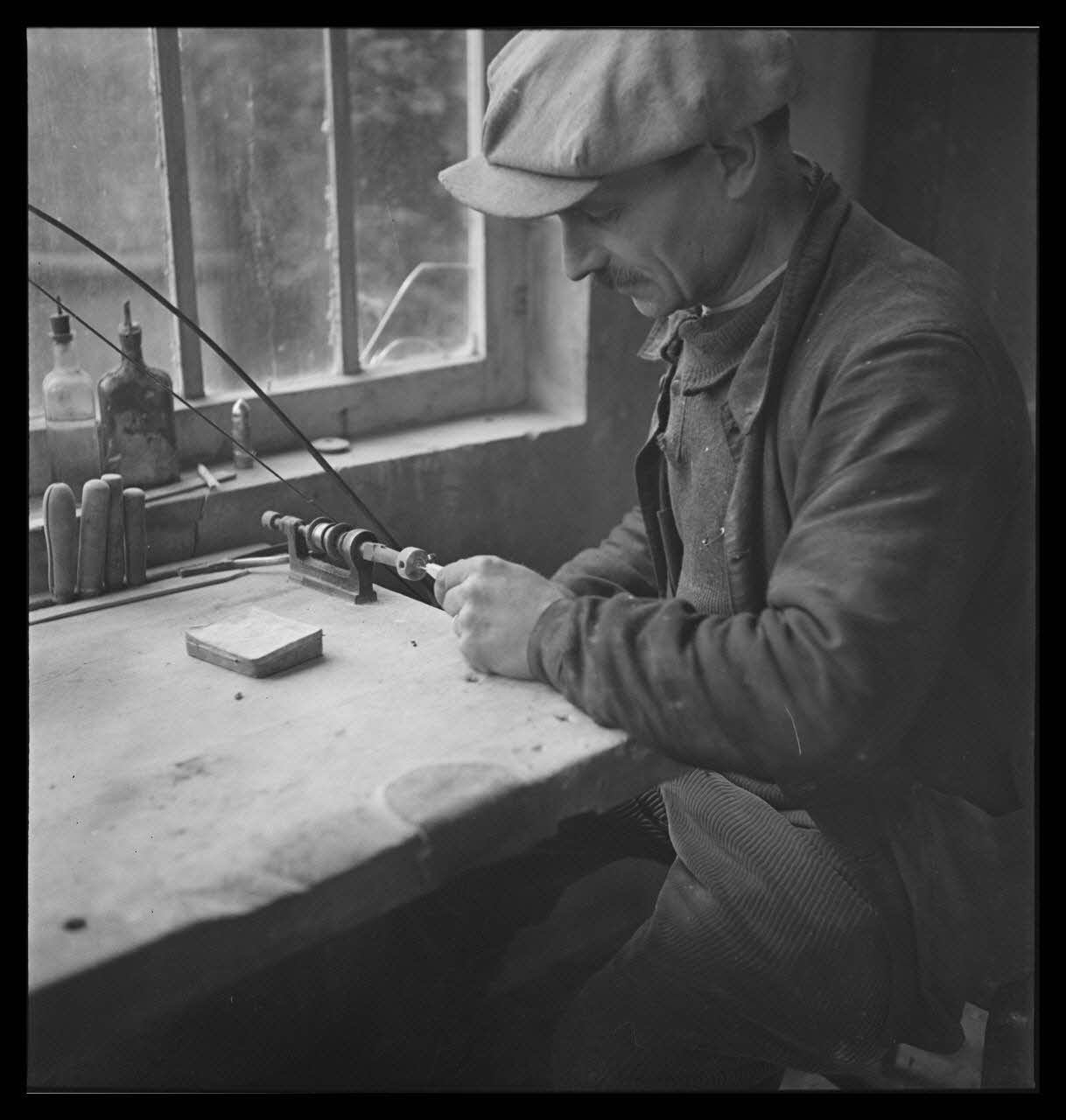 Pierre Soulier photographie Chez Monsieur et Madame Cresson, éventaillistes. Perçage des têtes de brins avec le fleuret Picardie, France 1943/2/19 Ph.1943.25.13 Photo