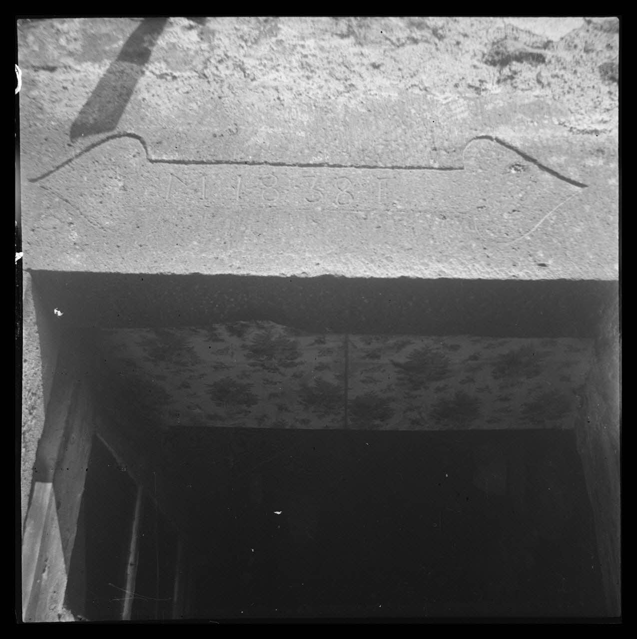 Bourgeois photographie Linteau avec millésime Auvergne, France 1942/8/6 Ph.1943.28.167 Photo