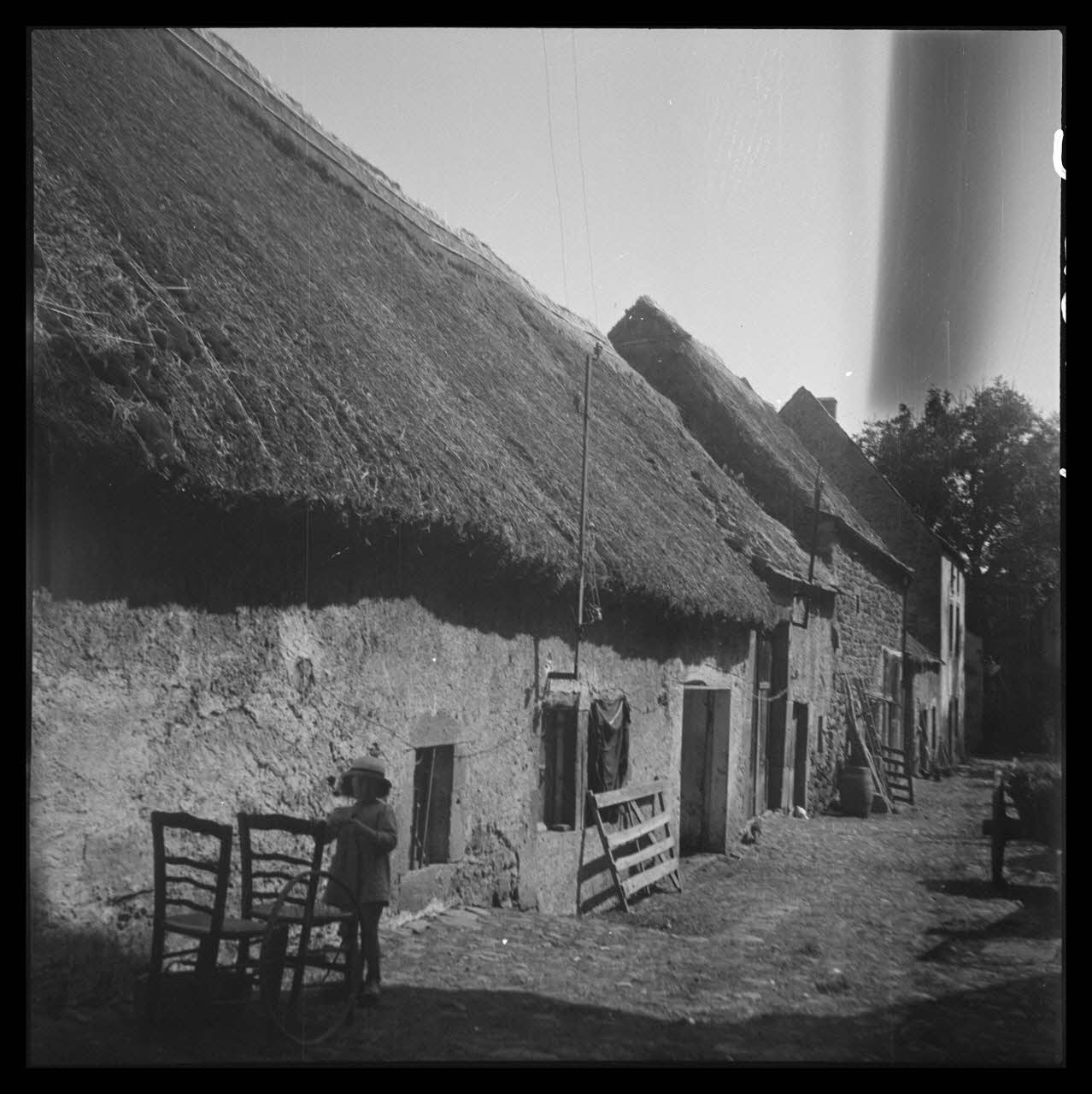 Bourgeois photographie Ferme couverte de chaume Auvergne, France 1942/8/8 Ph.1943.28.177 Photo