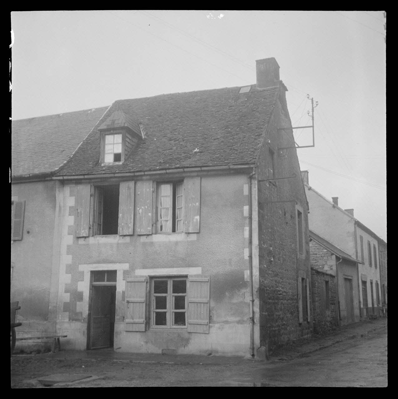 Bourgeois photographie Maison couverte de tuiles en écaille Auvergne, France 1942/10/15 Ph.1943.28.292 Photo