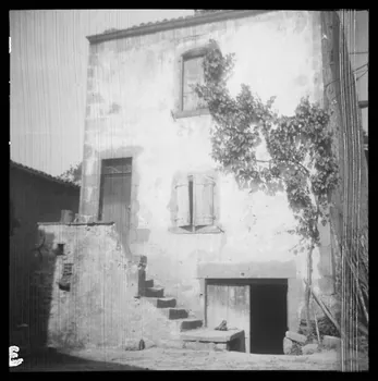 Bourgeois photographie Maison à escalier Auvergne, France 1942/6/23 Ph.1943.28.37  Photo
