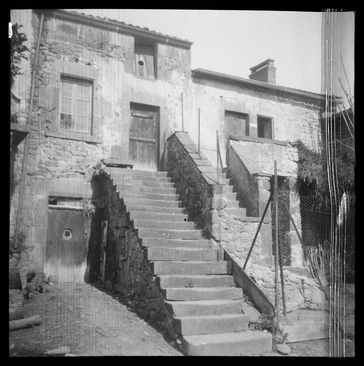 Bourgeois photographie Maison à escalier Auvergne, France 1942/6/23 Ph.1943.28.38 Photo