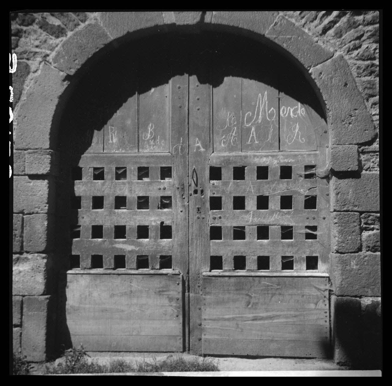 Bourgeois photographie Porte de cave Auvergne, France 1942/7/4 Ph.1943.28.59 Photo