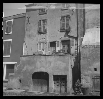 Bourgeois photographie Maison à escalier Auvergne, France 1942/7/4 Ph.1943.28.60  Photo
