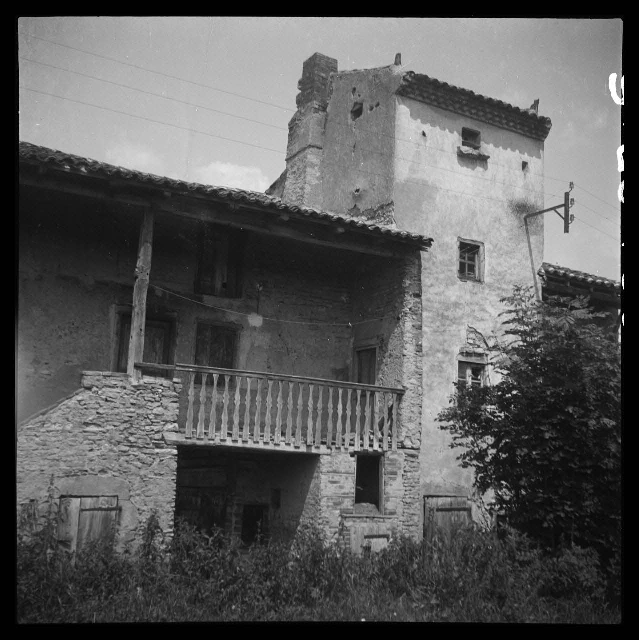 Bourgeois photographie Maison à galerie et colombier Auvergne, France 1942/7/7 Ph.1943.28.66 Photo