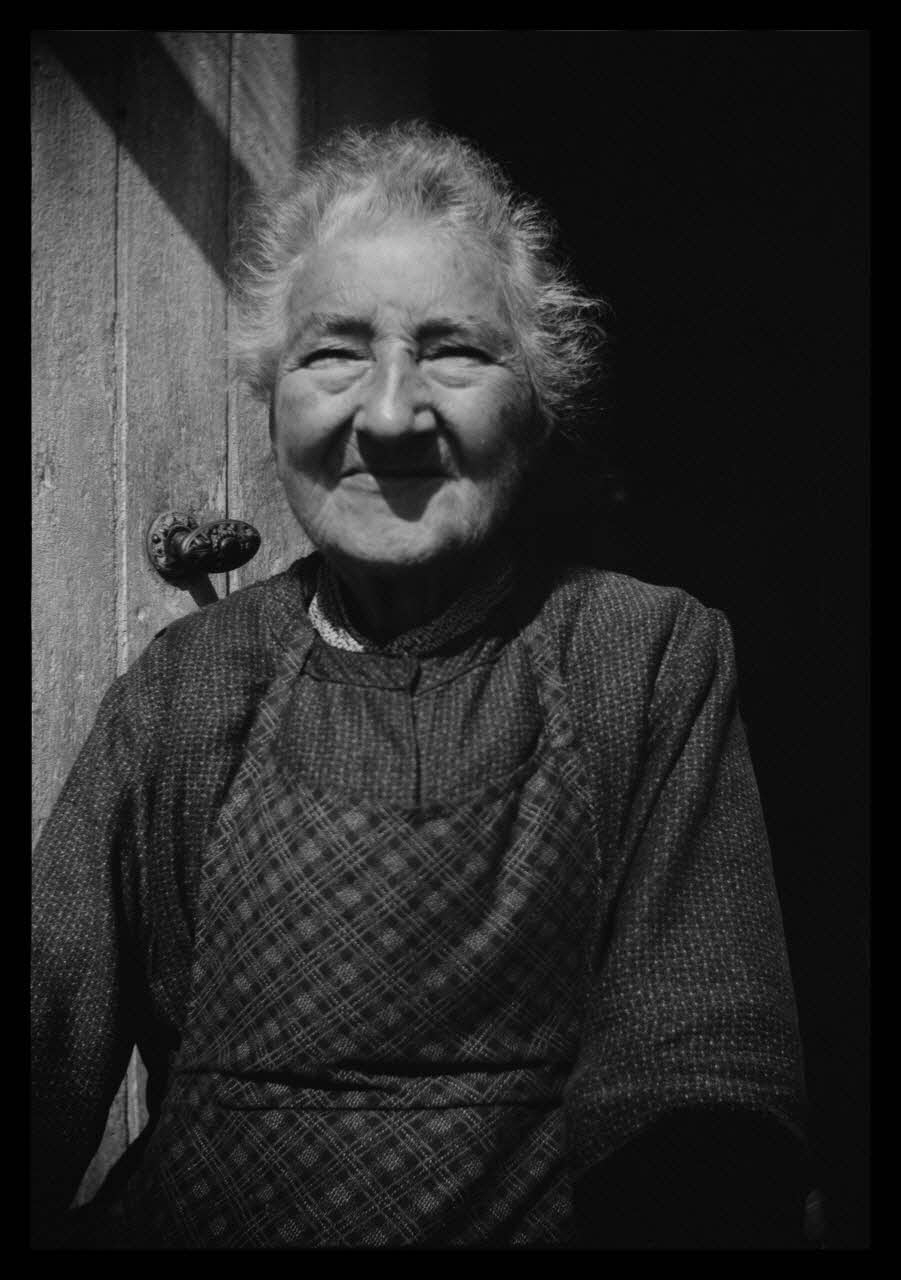 Marcel Mignot photographie Paysanne tête nue Champagne-Ardenne, France 1941 Ph.1941.23.26 Photo
